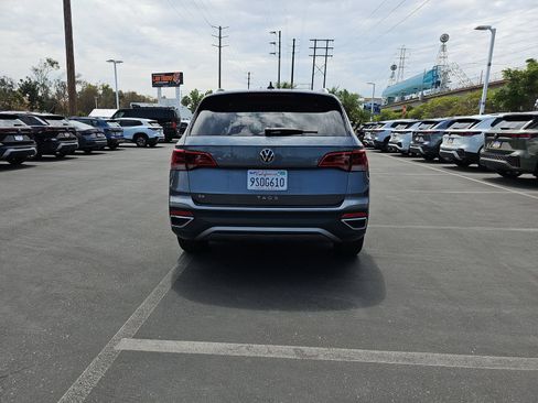 Certified 2022 Volkswagen Taos SE FWD image 6