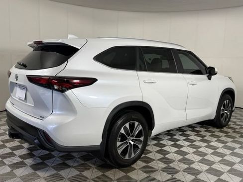 Used 2024 Toyota Highlander XLE FWD image 8