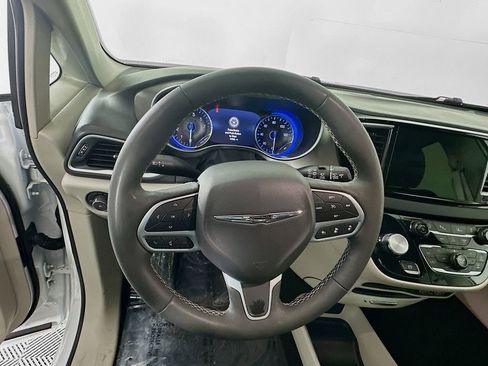 Certified 2024 Chrysler Pacifica Touring-L image 16