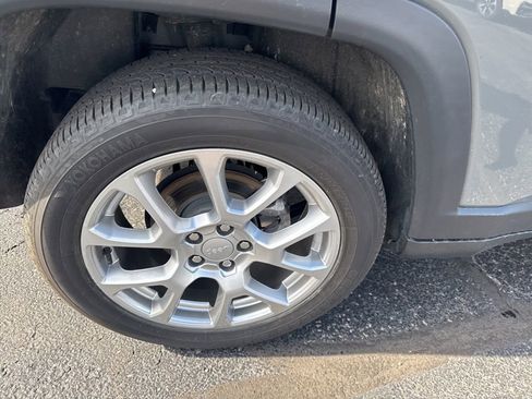 Used 2023 Jeep Compass Latitude image 46