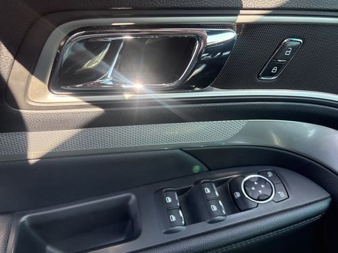 Used 2017 Ford Explorer XLT w/ Equipment Group 202A image 9