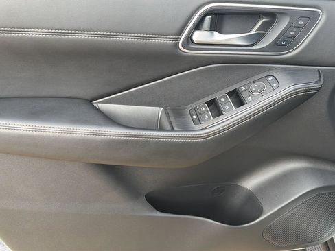Used 2024 Nissan Rogue Platinum w/ Platinum Premium Package FWD image 12