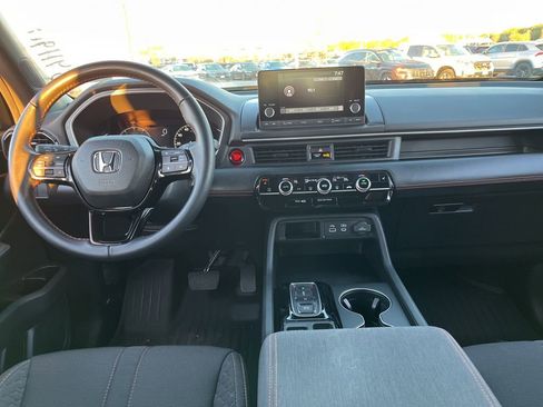 Used 2025 Honda Pilot Sport image 15