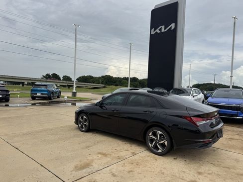 Used 2023 Hyundai Elantra SEL w/ Convenience Package FWD image 25