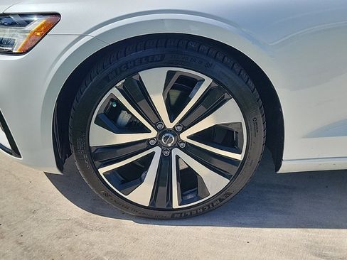 Used 2022 Volvo S60 B5 Momentum w/ Premium Package image 3