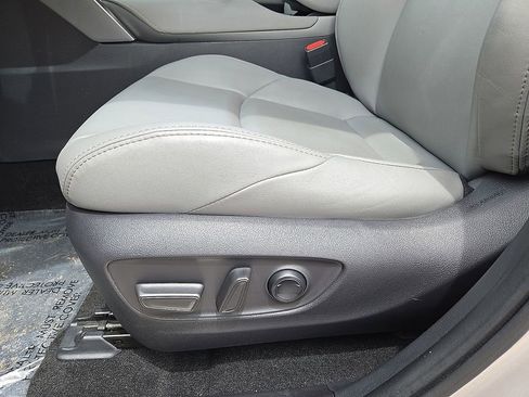 Used 2023 Toyota Venza XLE AWD/4WD image 24