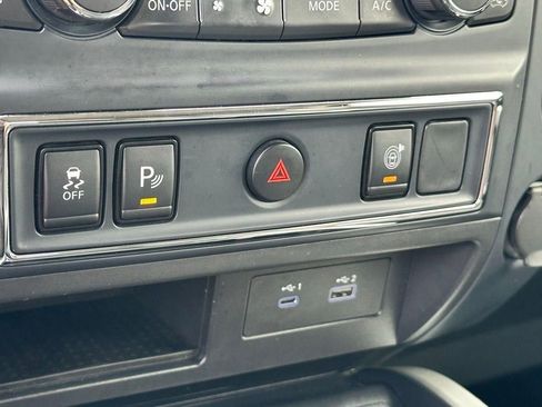 Used 2024 Nissan Titan SV w/ SV Convenience Package image 14
