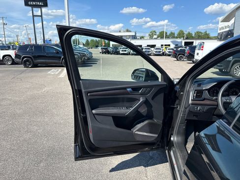 Used 2023 Audi Q5 2.0T Premium Plus w/ Premium Plus Package AWD/4WD image 12
