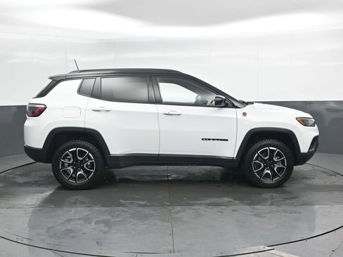 Used 2025 Jeep Compass Trailhawk image 5