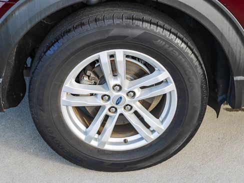 Used 2022 Ford Explorer XLT image 12