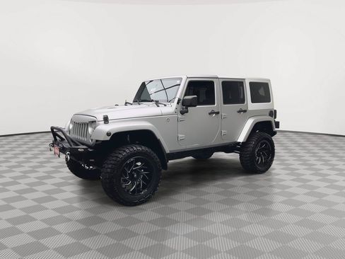 Used 2017 Jeep Wrangler Unlimited Sahara w/ Dual Top Group AWD/4WD image 31