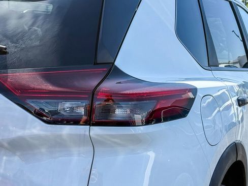 Used 2023 Nissan Rogue S AWD/4WD image 9