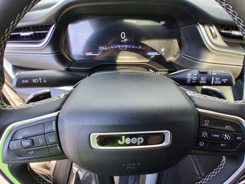 Used 2023 Jeep Grand Cherokee Altitude image 17