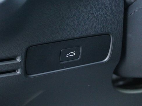 Used 2025 Volvo XC40 B5 Plus image 16