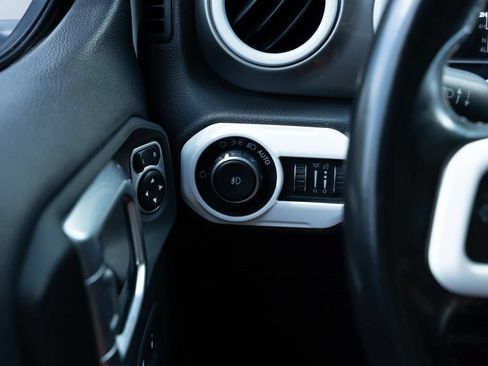 Used 2020 Jeep Wrangler Unlimited Sahara AWD/4WD image 28