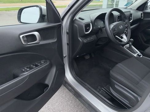 Used 2025 Hyundai Venue SEL image 24
