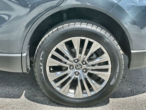 Used 2021 Toyota Venza Limited image 32