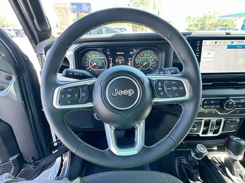 Used 2025 Jeep Wrangler Unlimited Sahara AWD/4WD image 11