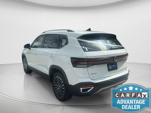 Used 2025 Volkswagen Taos SE w/ Panoramic Sunroof Package FWD image 3