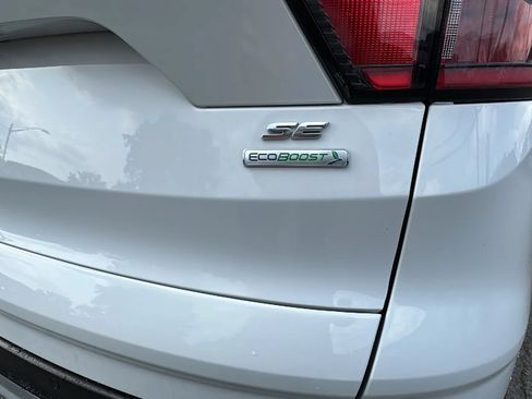 Used 2018 Ford Escape SE w/ Ford Safe & Smart Package FWD image 13