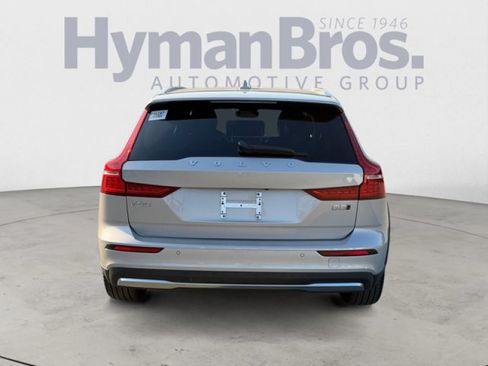 Used 2025 Volvo V60 B5 Cross Country Plus AWD/4WD image 4