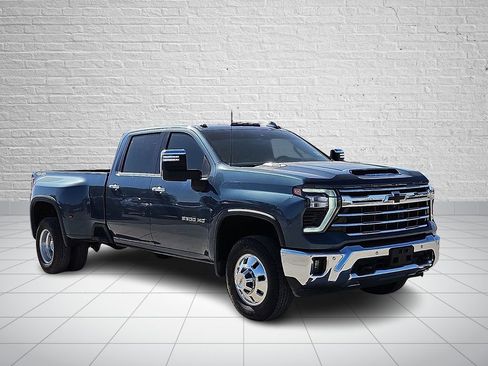 Used 2025 Chevrolet Silverado 3500 LTZ w/ LTZ Convenience Package AWD/4WD image 6