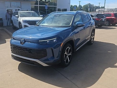 New 2025 Volkswagen Tiguan SE image 1