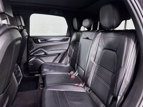 Used 2020 Porsche Cayenne AWD/4WD image 32