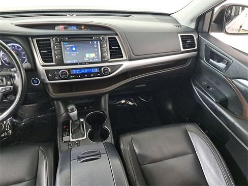 Used 2017 Toyota Highlander XLE w/ Carpet Mat Package image 18