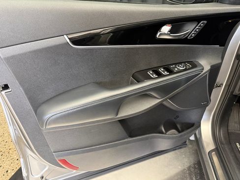 Used 2017 Kia Sorento SX image 32