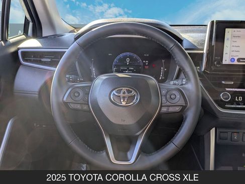 Used 2025 Toyota Corolla Cross XLE image 12