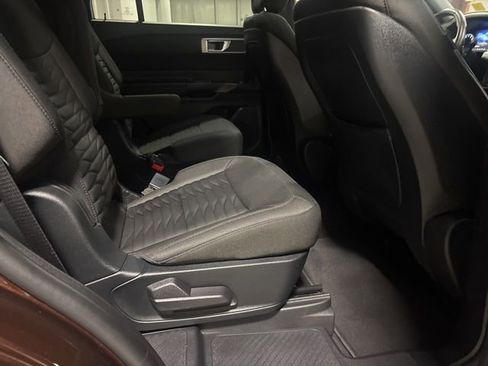 Used 2020 Ford Explorer XLT image 9