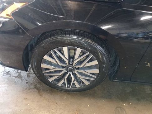 Used 2025 Nissan Altima 2.5 SV FWD image 3