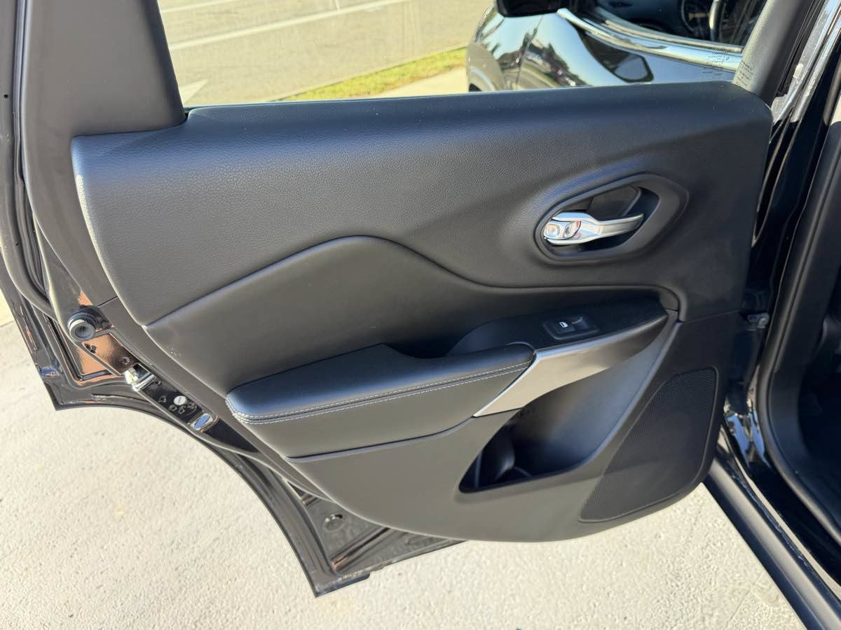 Used 2019 Jeep Cherokee Latitude Plus AWD/4WD image 14