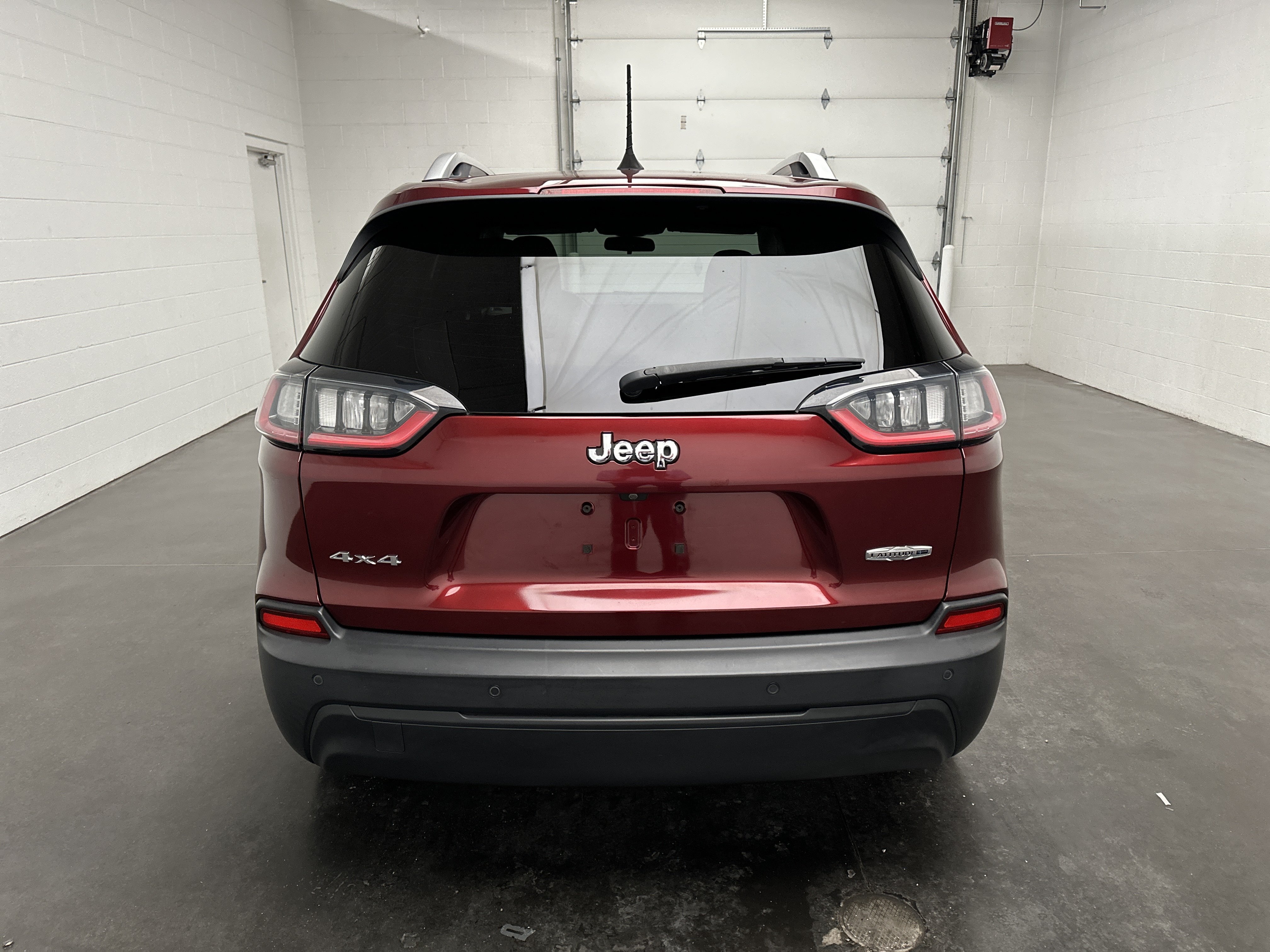Used 2019 Jeep Cherokee Latitude Plus w/ Cold Weather Group AWD/4WD image 8