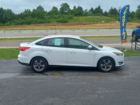 Used 2018 Ford Focus SE w/ SE Appearance Package FWD image 6