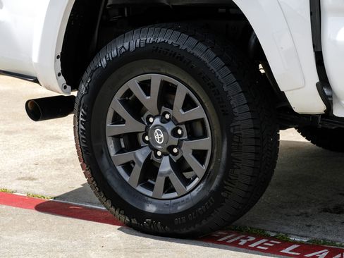 Used 2021 Toyota Tacoma SR5 RWD image 48