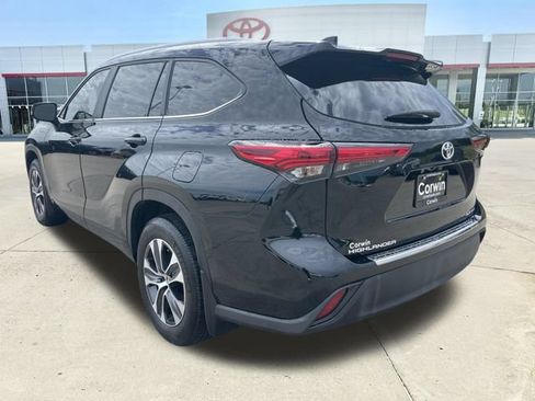Used 2023 Toyota Highlander XLE AWD/4WD image 3