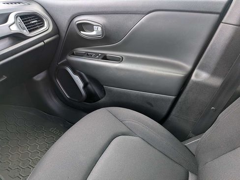 Used 2023 Jeep Renegade Latitude AWD/4WD image 17