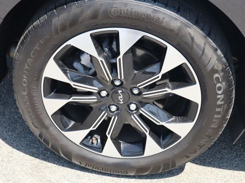 Used 2024 Kia Carnival EX FWD image 11