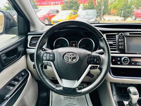 Used 2017 Toyota Highlander Plus w/ Carpet Mat Package image 11