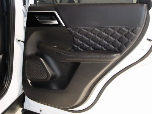 Used 2024 Mitsubishi Outlander 4WD Plug-In Hybrid image 66