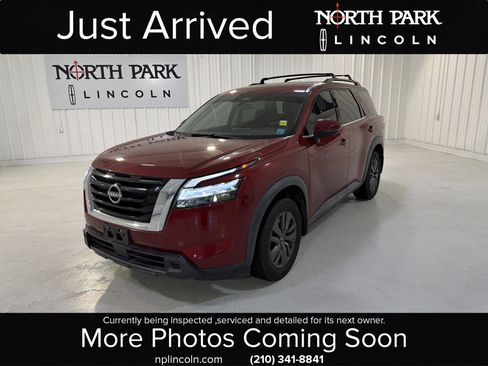 Used 2022 Nissan Pathfinder SV image 1