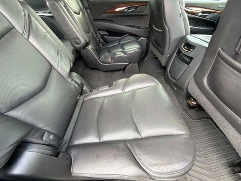 Used 2019 Cadillac Escalade Luxury AWD/4WD image 32