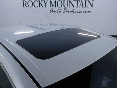 Used 2021 Toyota Avalon XLE image 11