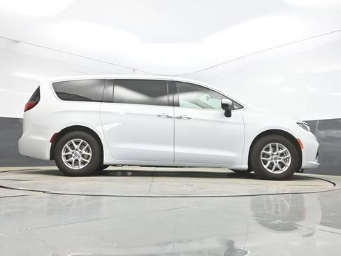 Used 2023 Chrysler Pacifica Touring-L FWD image 31