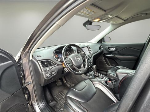 Used 2020 Jeep Cherokee Trailhawk image 21