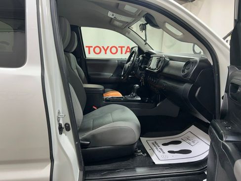 Used 2022 Toyota Tacoma SR AWD/4WD image 13