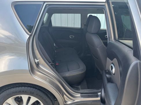 Used 2016 Kia Soul + FWD image 13