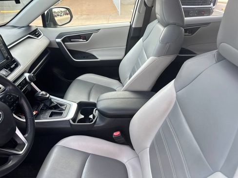 Used 2019 Toyota RAV4 XLE Premium FWD image 3